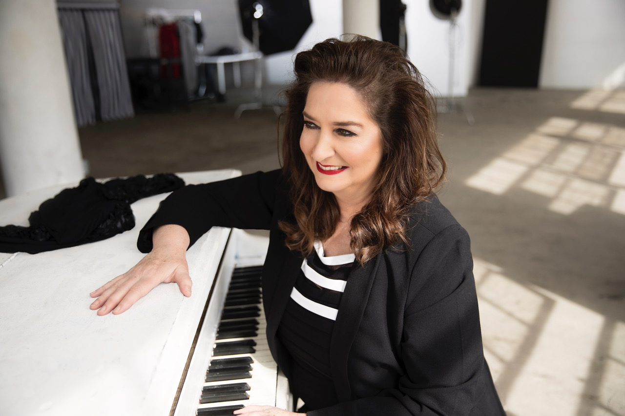 Valerie Fahren – Say You Love Me