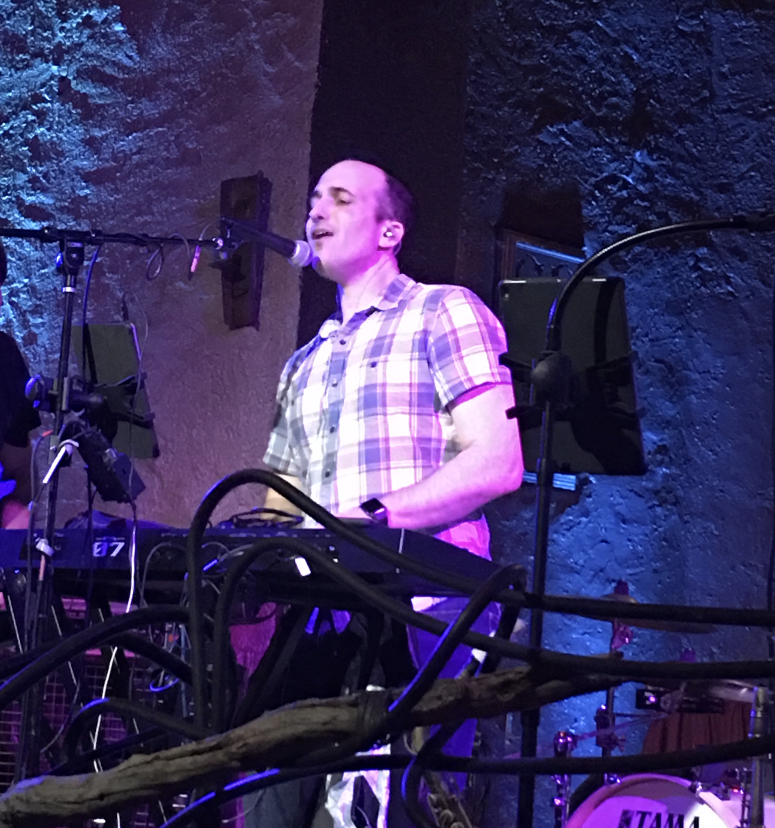 Bill Vivino is a talented singer, songwriter, and musician that has recently released an EP, Pretend